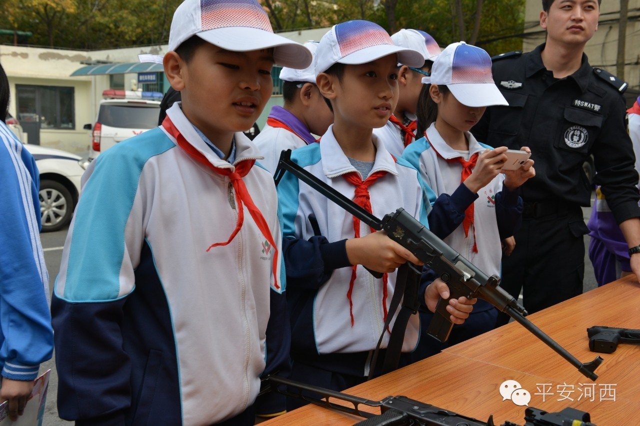 警营开放日小记者团进警营,小记者走进军营