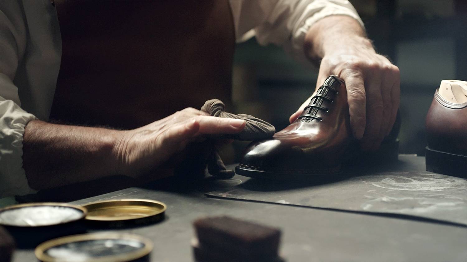 励志大戏｜有个穷人家的孩子，辍学做鞋匠创建了时尚王国