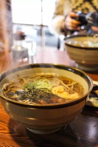 红叶堪比京都，温泉不输北海道的赏枫地，11-12月往返机票￥800+，不用担心人潮说走就走