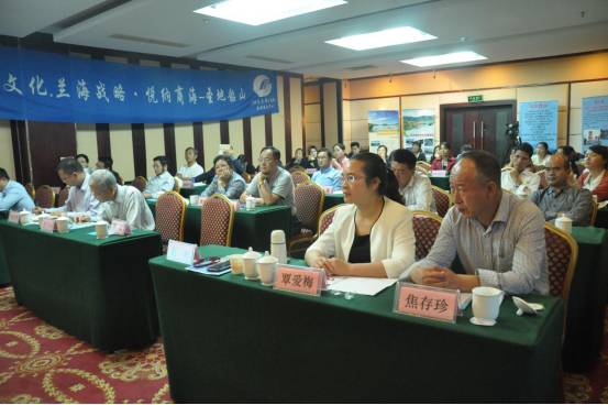 中国游客在韩国免税店前排队购物,中国游客到韩国免税店