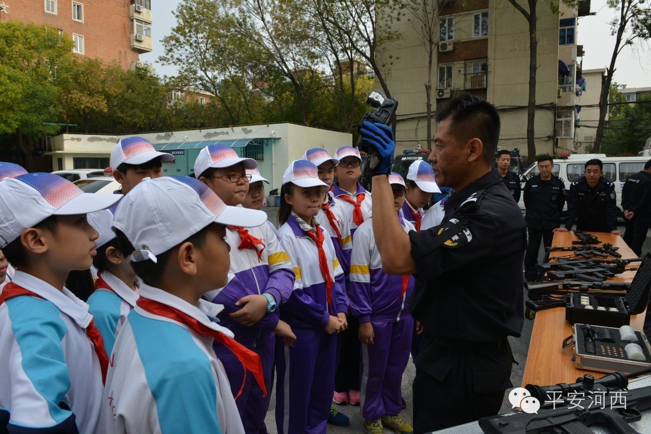 警营开放日小记者团进警营,小记者走进军营