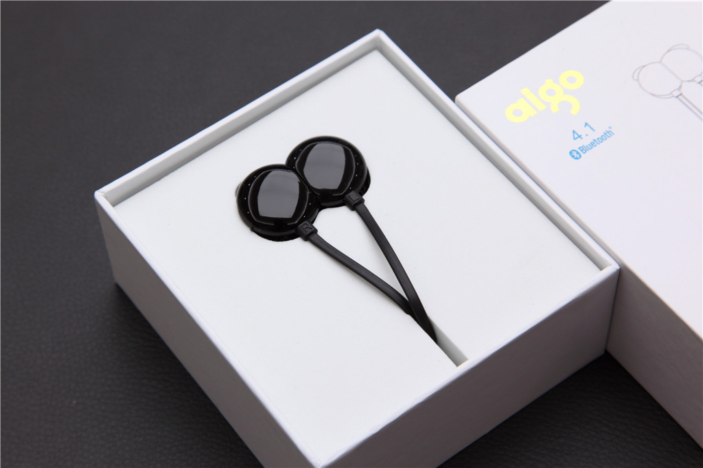 有线耳机唯一的好处是不怕没电,磁吸式耳机更换电池