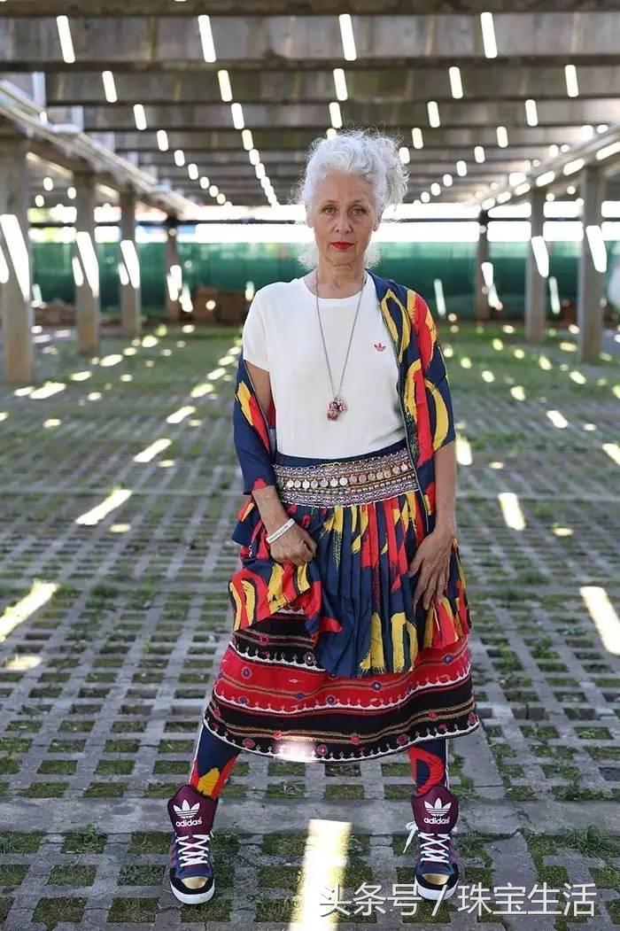 请不要用玻尿酸陪伴你年老的岁月，要用就用珠宝！