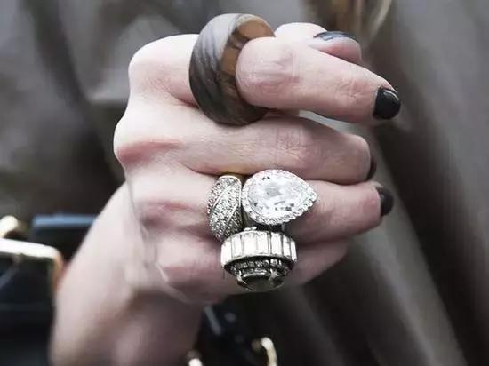 醒醒吧，你以为一只YSL就能堵住女人的嘴？