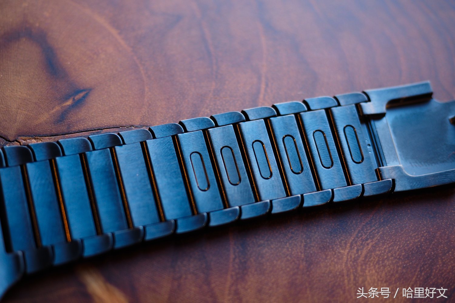 apple watch 7表带怎么戴 (apple watch回环表带和米兰尼斯表带)