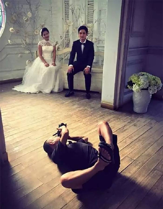 婚纱照俏皮可爱拍照姿势,摄影师给别人拍照的姿势