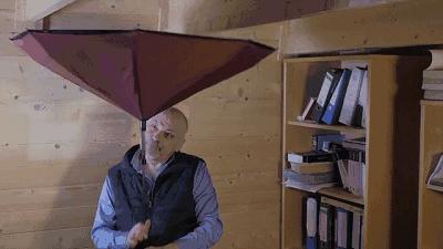 原来这么多年，我们都不会用伞？反着打开才是打伞的正确方式啊！