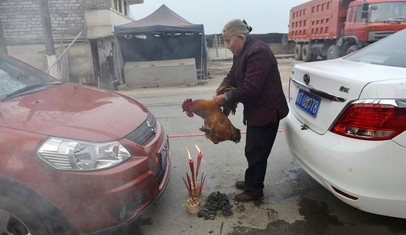 买新车回家放礼炮,今天提了新车放个鞭炮庆祝一下