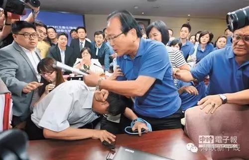 *进党民**的“野蛮游戏”，让昔日“战友”黄国昌哭红了脸