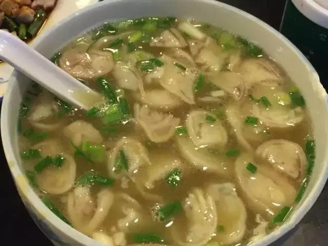 离开成都这多年，发现心念念的还是这碗4块钱的汤饭