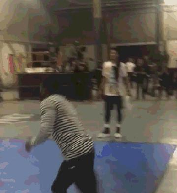 如何做到突破弹跳极限罚球线扣篮,没有任何弹跳基础怎么扣篮