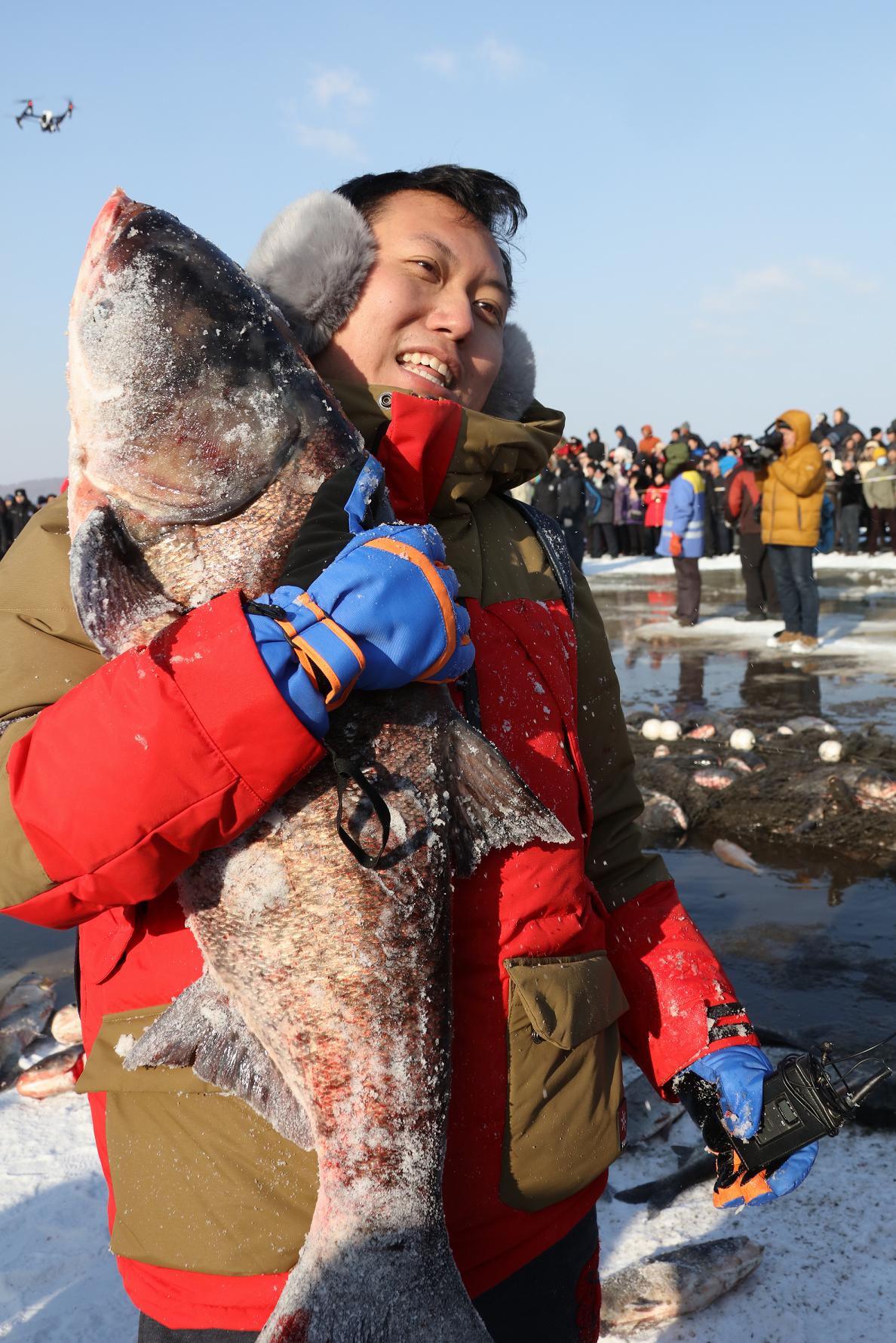 华夏丨踏雪捕鱼架铁锅，镜泊跃美