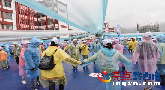 爱心点燃希望助学活动开始,点燃希望为爱前行爱心公益捐赠