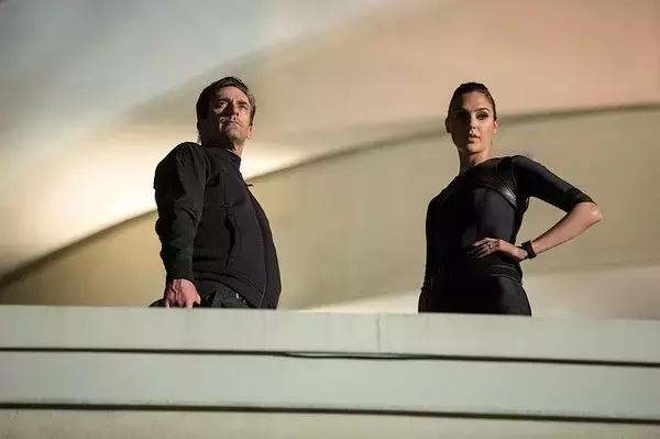 放着间谍这份很有前途的工作，为什么要当逗比呢