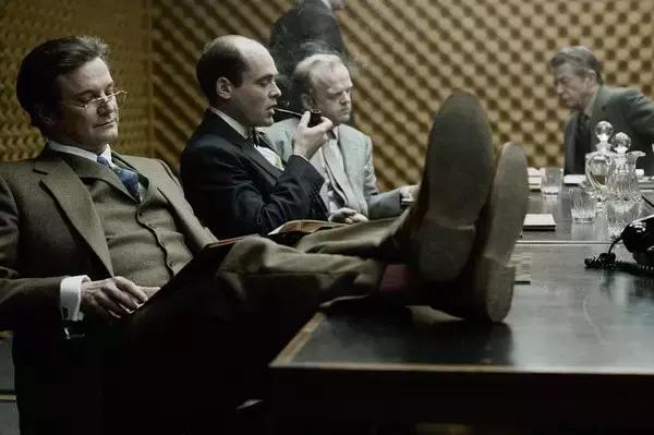 放着间谍这份很有前途的工作，为什么要当逗比呢