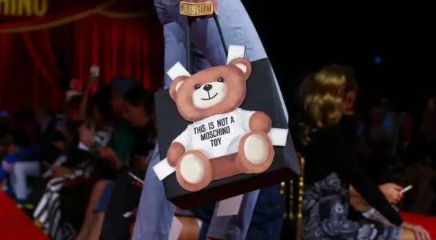 Word妈！Moschino这只蠢萌的小熊为什么这么火？
