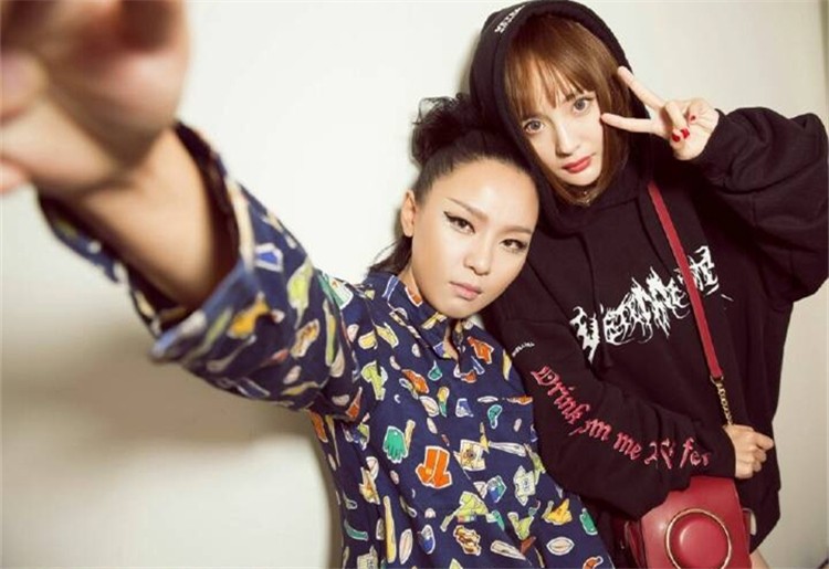 关晓彤总算不穿秋裤现身了,关晓彤穿黑色保暖衣