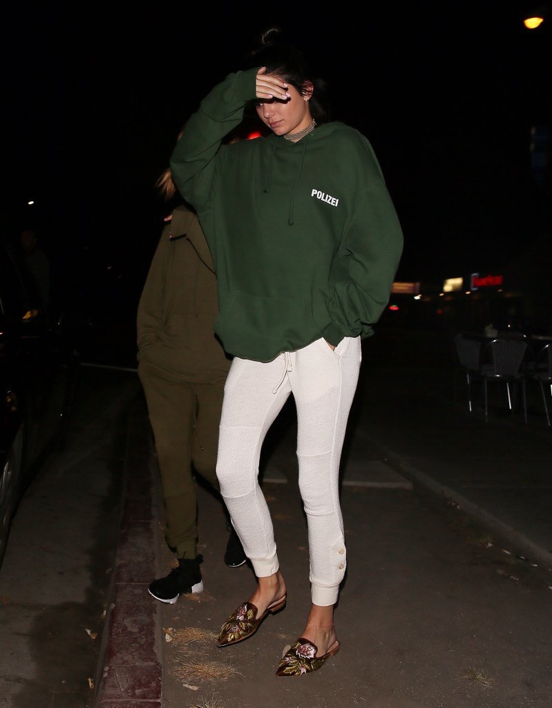 关晓彤总算不穿秋裤现身了,关晓彤穿黑色保暖衣