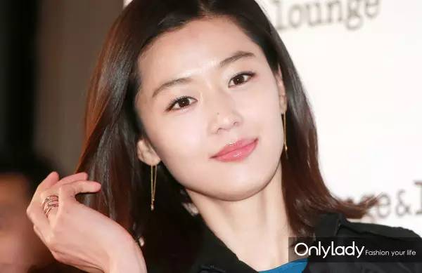 全智贤一字眉图片,全智贤的长直发看起来那么漂亮