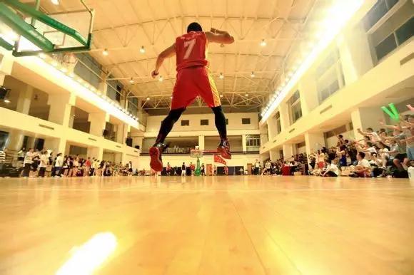 复旦大学：日月光华，旦复旦兮