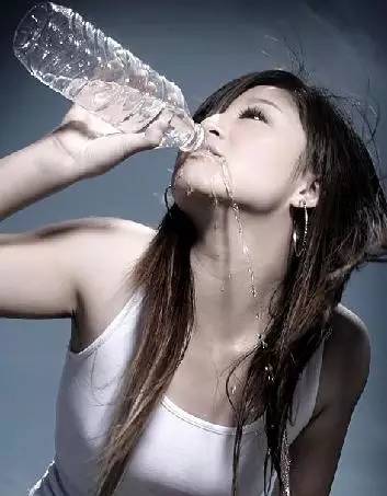 献给春节里一样辛苦的奶爸奶妈：宝宝吐奶，怎么办（上）