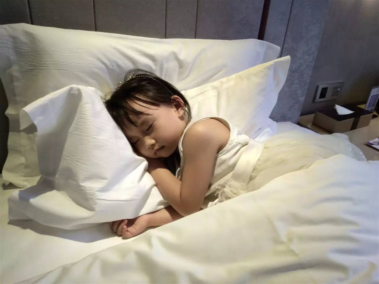 飞机延误三次后安全抵达,飞机延误三个半小时终于到家了