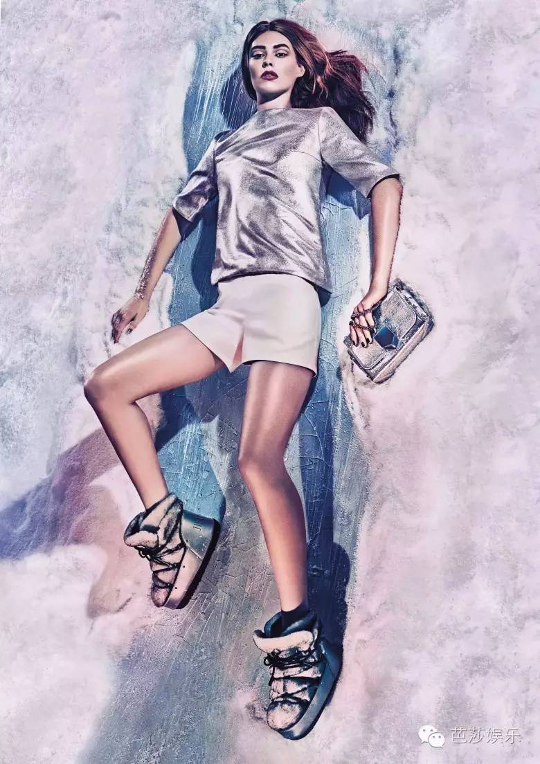 袁姗姗穿过膝长靴街拍,袁姗姗滑雪穿的浅粉色羽绒服