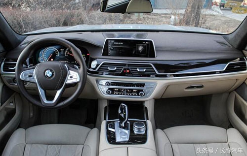 开宝马坐奥迪视频,bmwm750lixdrive试驾