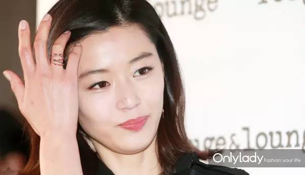 全智贤一字眉图片,全智贤的长直发看起来那么漂亮