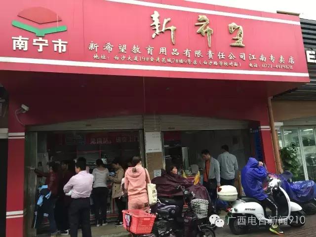 家长对校服不满反馈给谁,家长质疑校服费合理吗