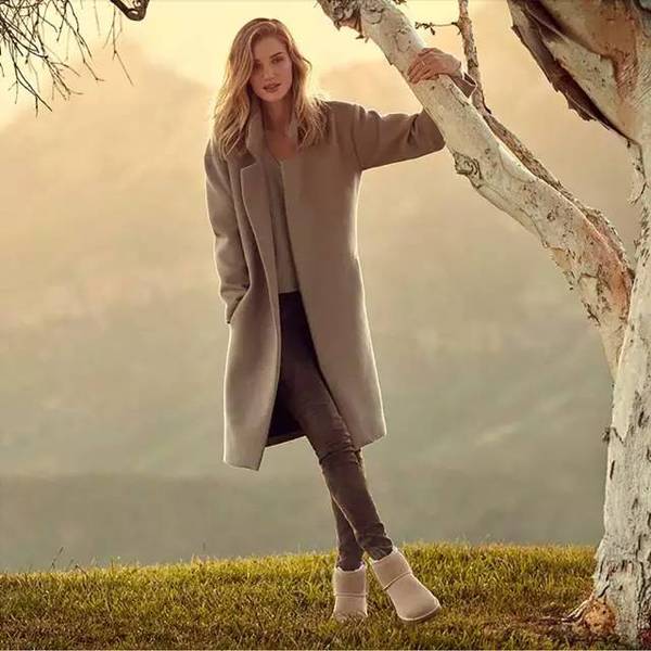 baby杨幂走秀,杨幂baby同框滑雪