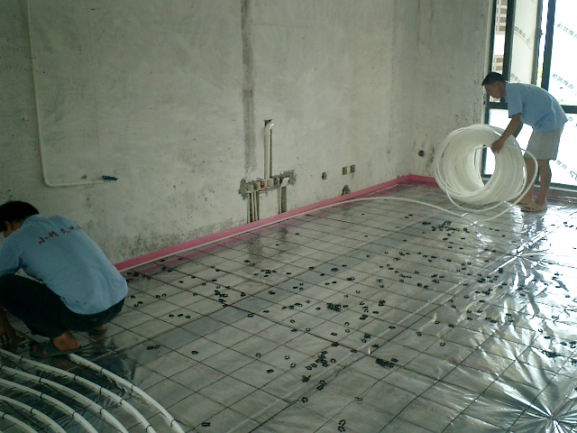 铺水地暖好还是电地暖好,自己安装水地暖好还是电地暖好