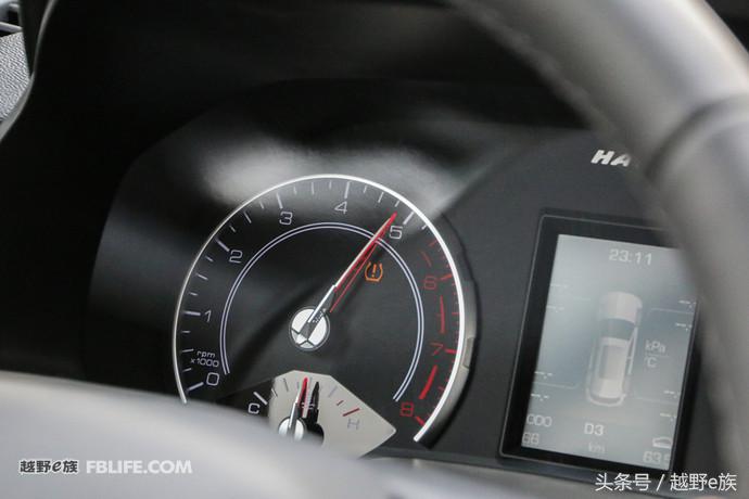城市中的帅小伙试驾哈弗H2s红标版