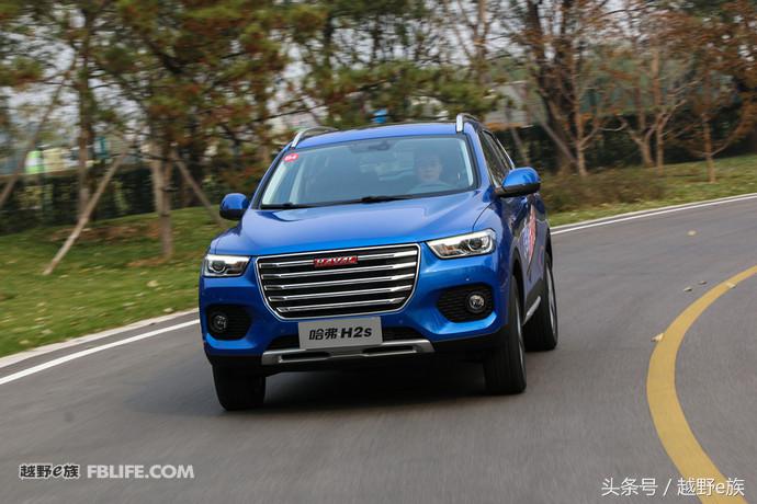 城市中的帅小伙试驾哈弗H2s红标版