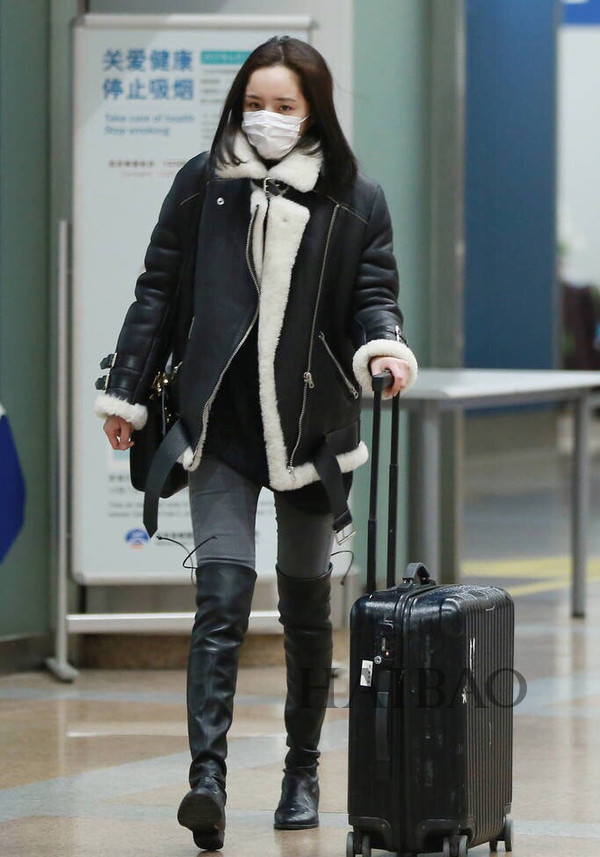 baby杨幂走秀,杨幂baby同框滑雪