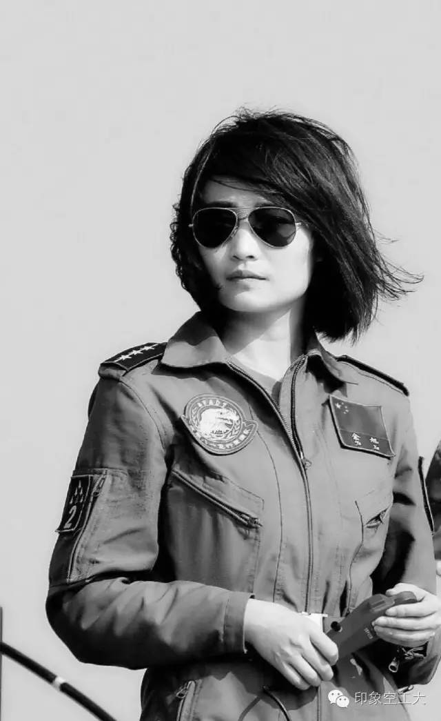 金孔雀故乡弹唱,金孔雀魂归故里群众自发来送别