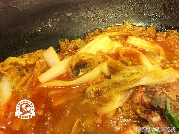 热气腾腾的铁锅炖鱼看起来好美味,铁锅炖鱼真的好吃