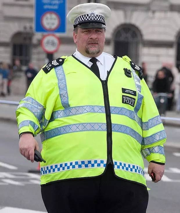 英国400斤胖子不吃饭 (英国胖子每天吃多少碗饭)