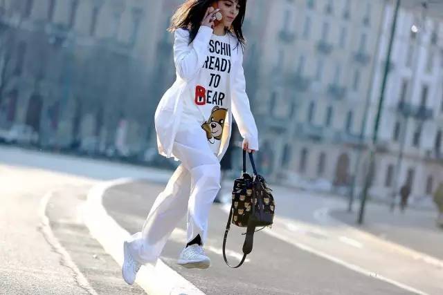 Word妈！Moschino这只蠢萌的小熊为什么这么火？