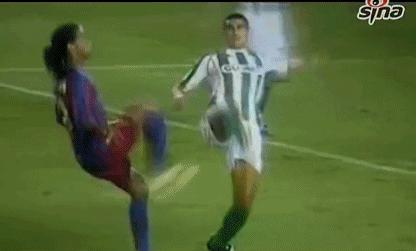 足坛10大过人必杀技,大罗对小罗停球