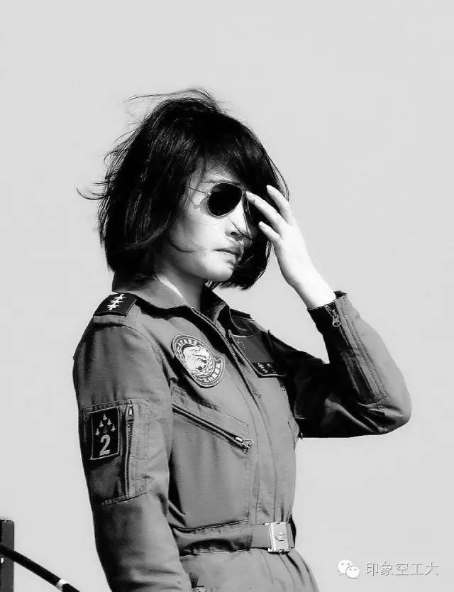 金孔雀故乡弹唱,金孔雀魂归故里群众自发来送别