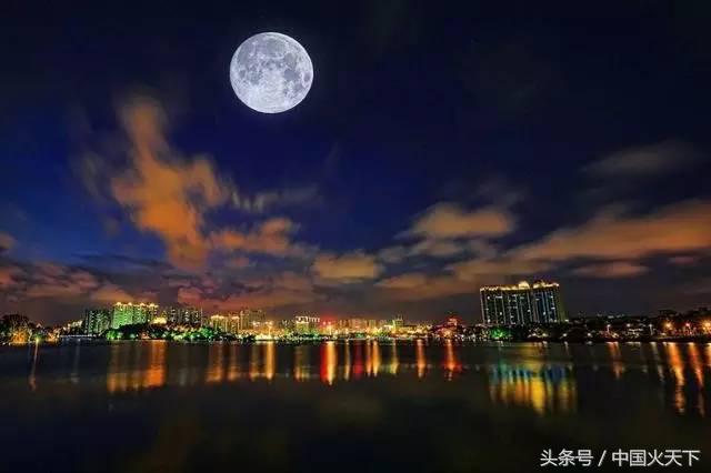 送福利！有人拍月亮有人在丢书，还不如请你吃顿火锅来的实在！