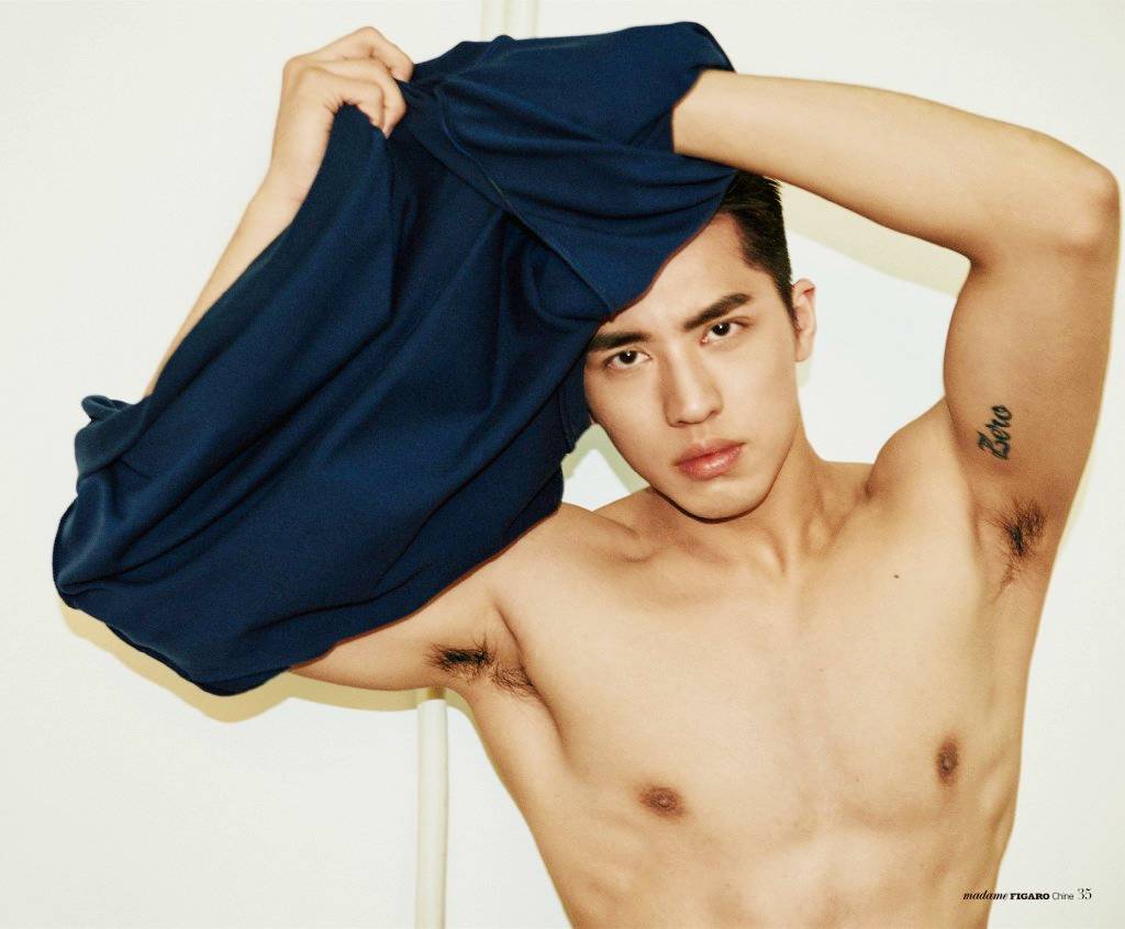 这个男人太神奇！会唱会跳有腹肌，还会边织毛衣边撒娇···