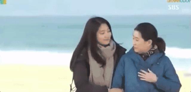 袁姗姗穿过膝长靴街拍,袁姗姗滑雪穿的浅粉色羽绒服