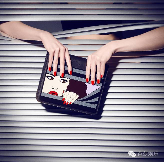 范冰冰拎着表情包走红毯,范冰冰参加天天向上视频