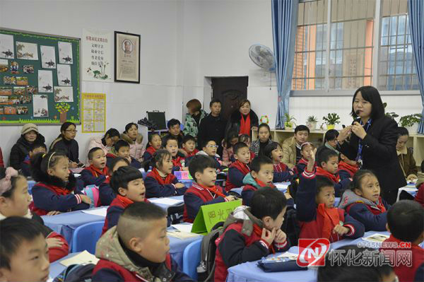 小课改大舞台——900余名怀化教坛精英齐聚怀铁一小观摩开门办学