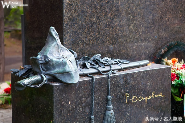 《钢铁是怎样炼成的》笔者奥斯特洛夫斯基的墓地