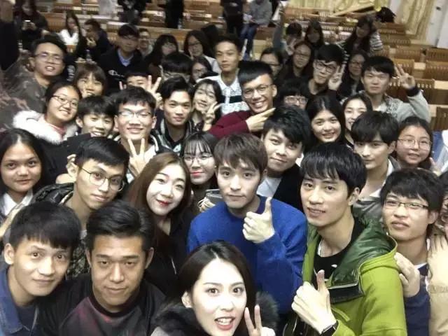 吃饭时直播，睡觉时赶路，《微能力者》校园宣传使出微能力！