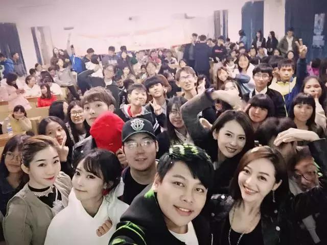 吃饭时直播，睡觉时赶路，《微能力者》校园宣传使出微能力！