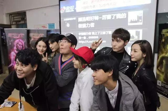 吃饭时直播，睡觉时赶路，《微能力者》校园宣传使出微能力！